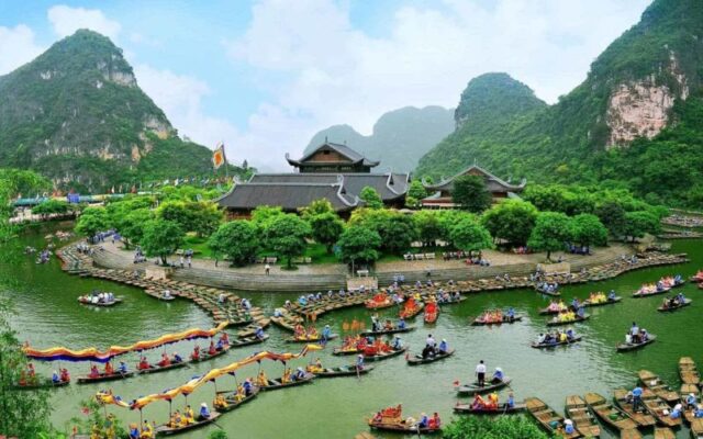 Day-Trip-To-Hoa-Lu-TrangAn-Bich-Dong