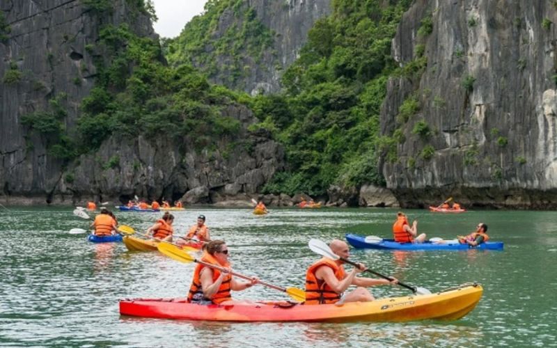 Lan-Ha-Bay-Halong-Bay-Hanoi