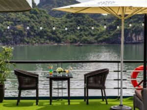 Lan-Ha-Bay-Tai-Chi-Lesson-Dark-And-Bright-Cave-Hanoi