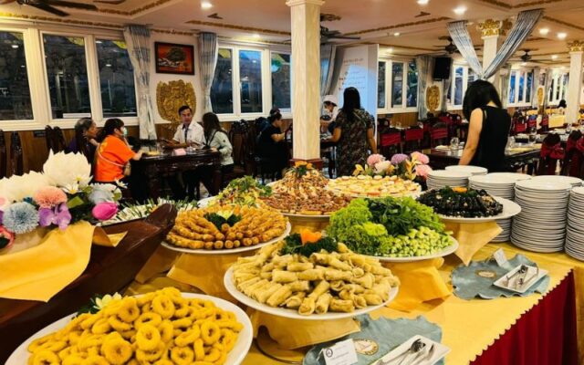 Saigon-river-boat-Private-dinner-1